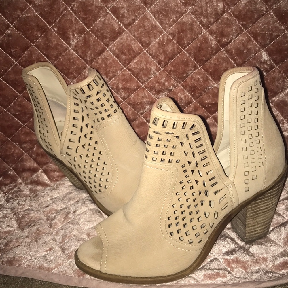 Jessica Simpson nude booties
